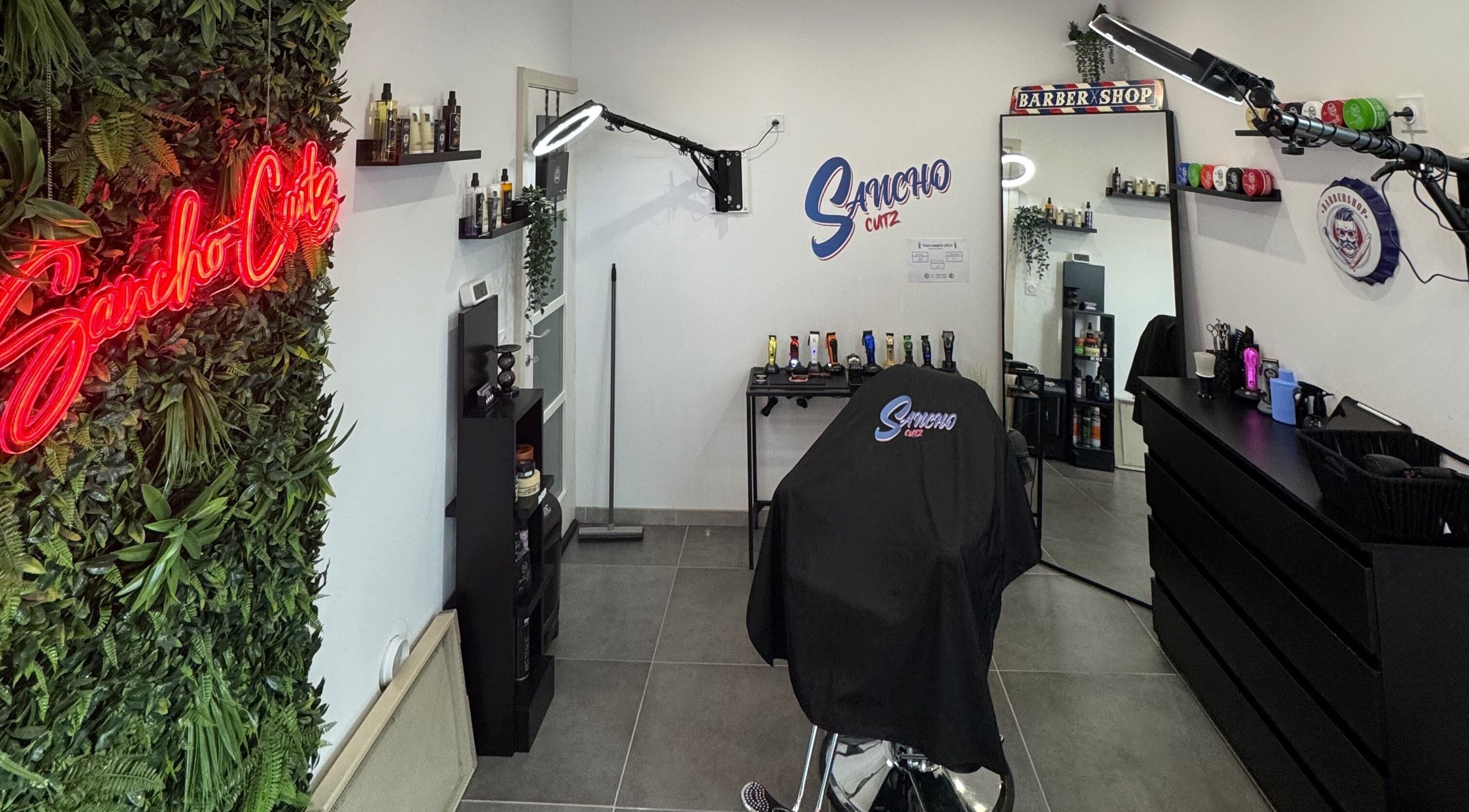 Intérieur élégant de Sancho Cutz à Cessieu, Auvergne-rhône-alpes, FR avec décoration moderne et équipements de coiffure.