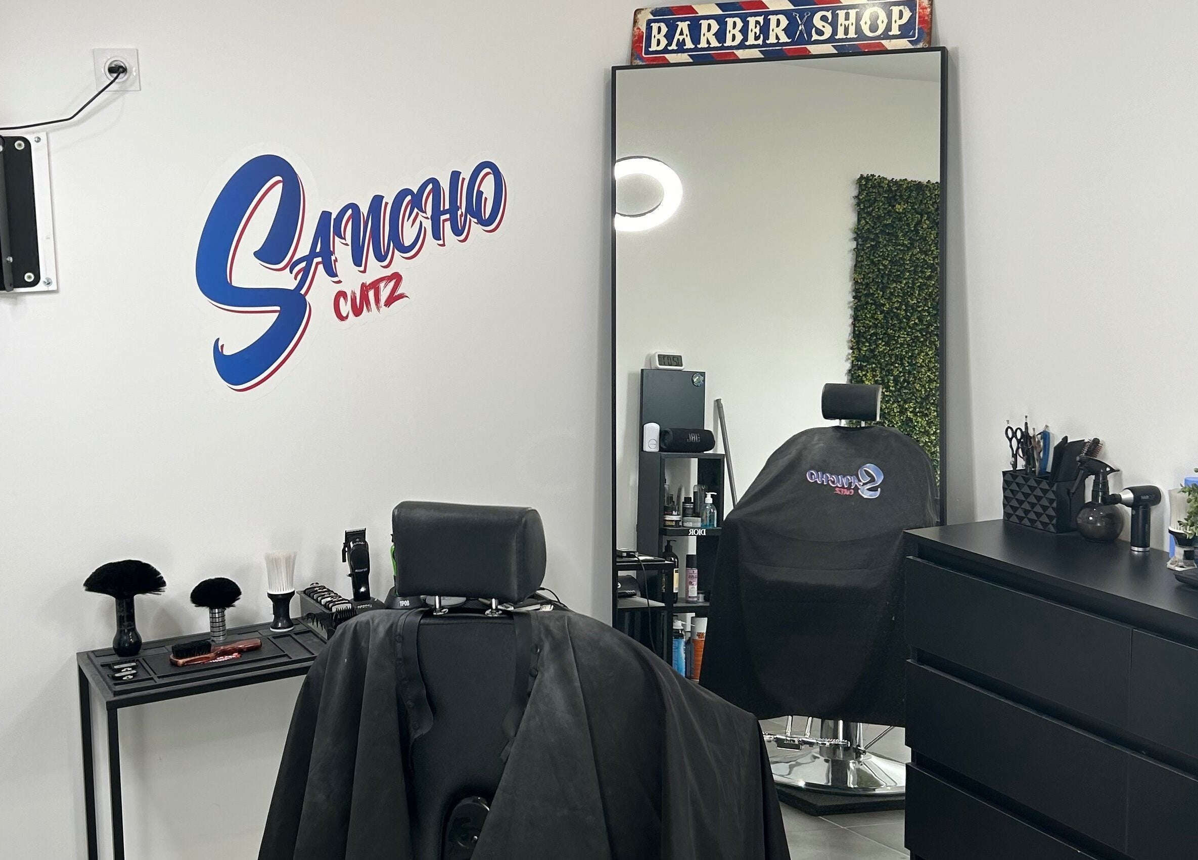 Intérieur élégant de Sancho Cutz, Cessieu, Auvergne-rhône-alpes, FR, avec siège de barbier et miroir.
