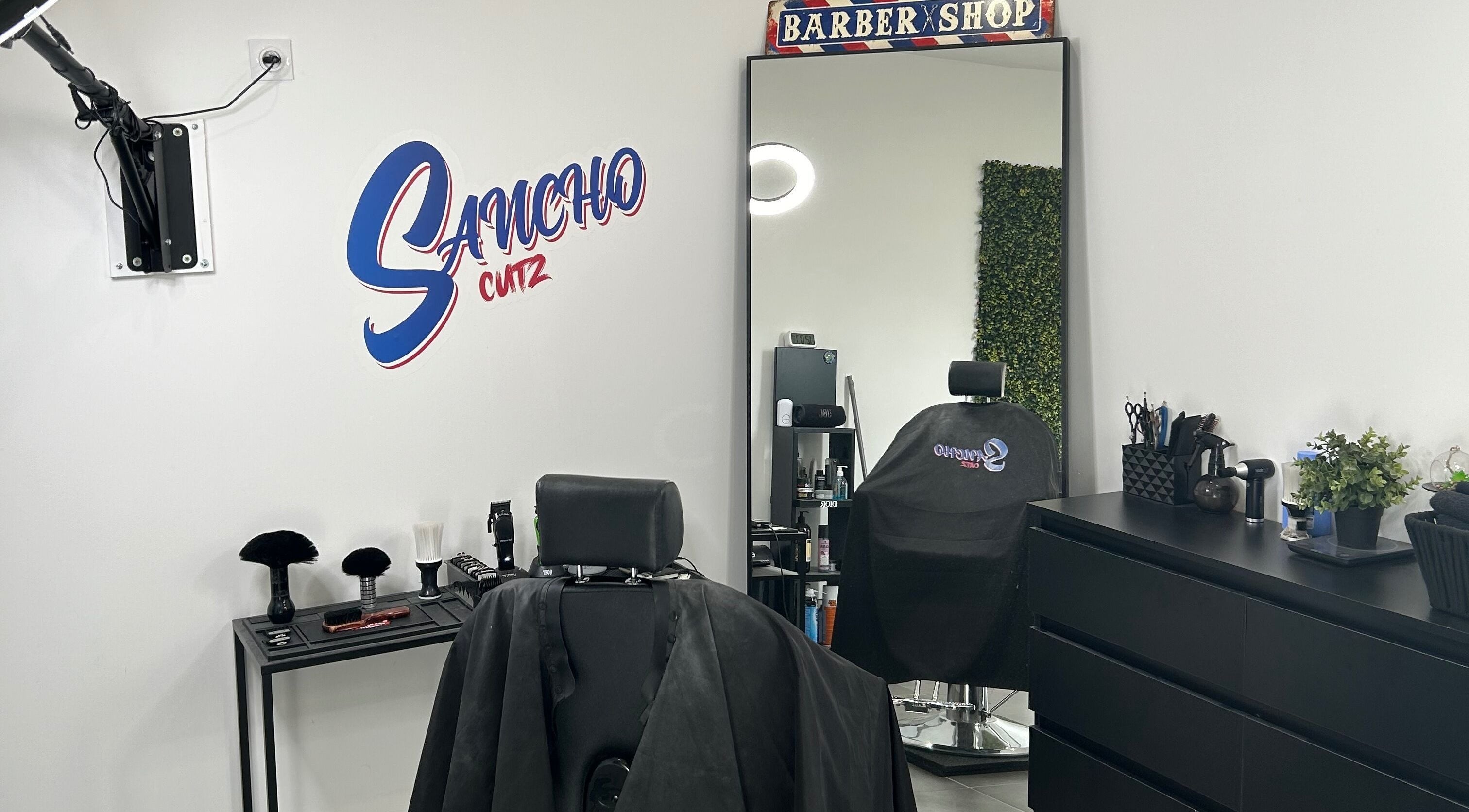 Intérieur élégant de Sancho Cutz, Cessieu, Auvergne-rhône-alpes, FR, avec siège de barbier et miroir.