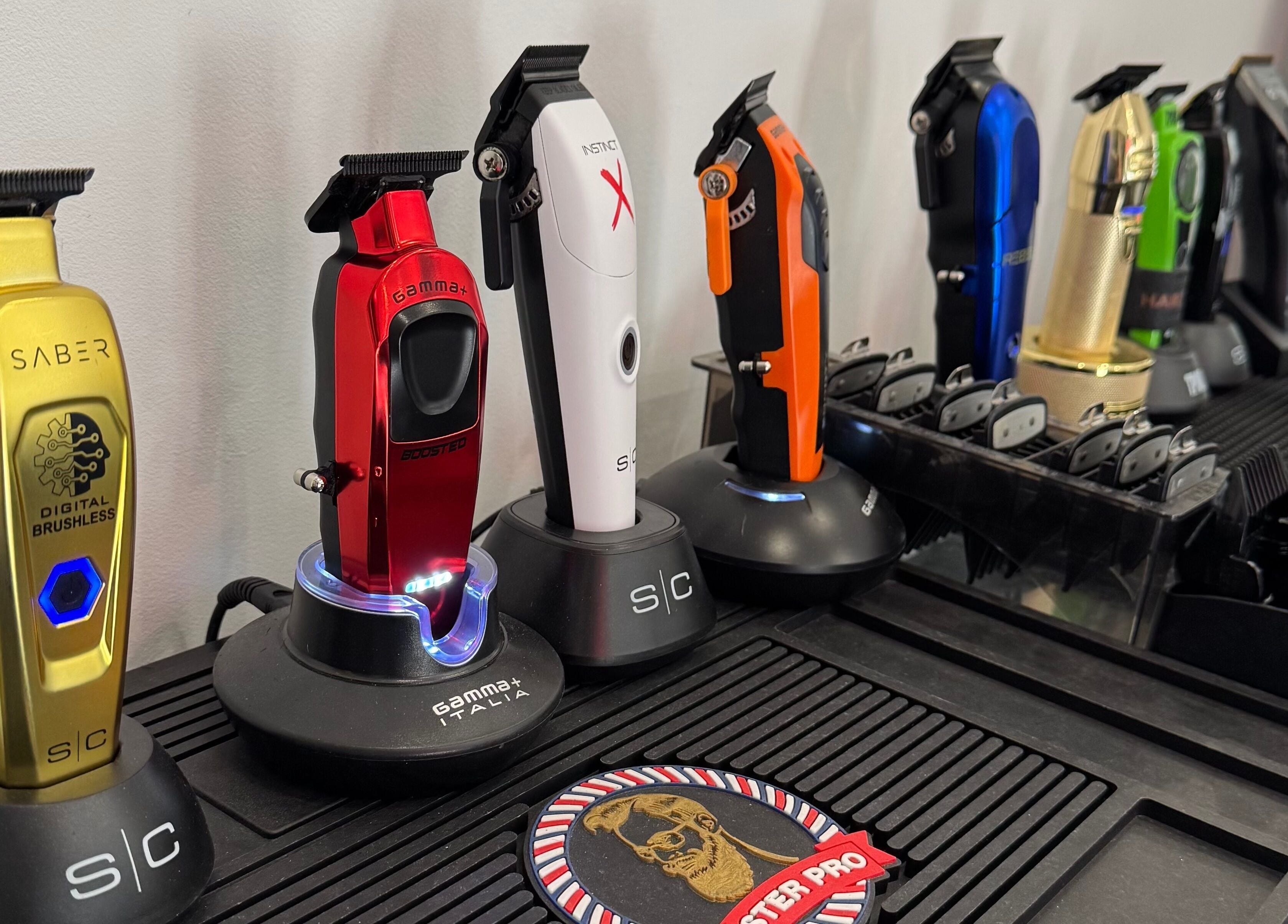 Tondeuses modernes chez Sancho Cutz, Cessieu, Auvergne-rhône-alpes, FR, exposées sur un comptoir élégant.