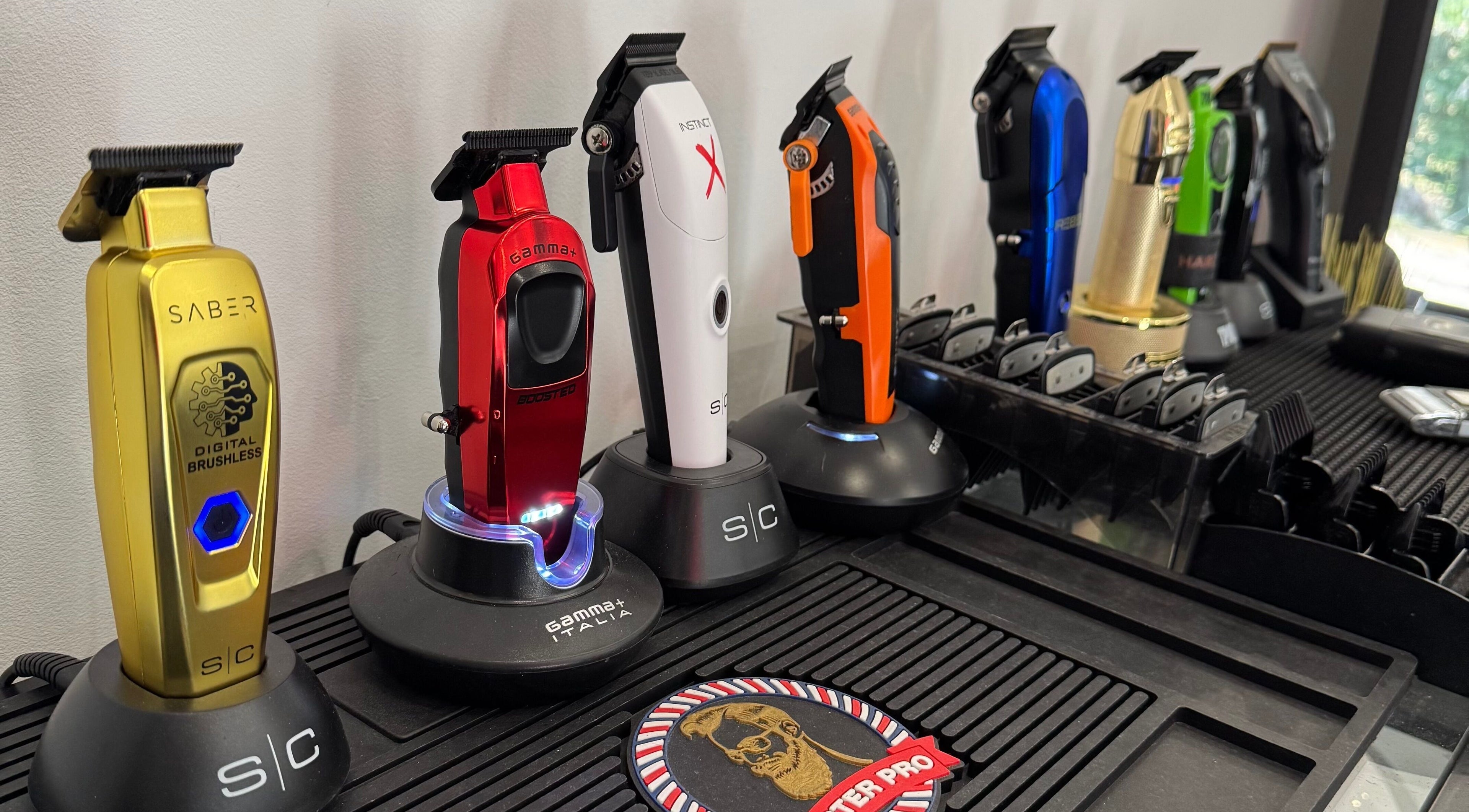 Tondeuses modernes chez Sancho Cutz, Cessieu, Auvergne-rhône-alpes, FR, exposées sur un comptoir élégant.