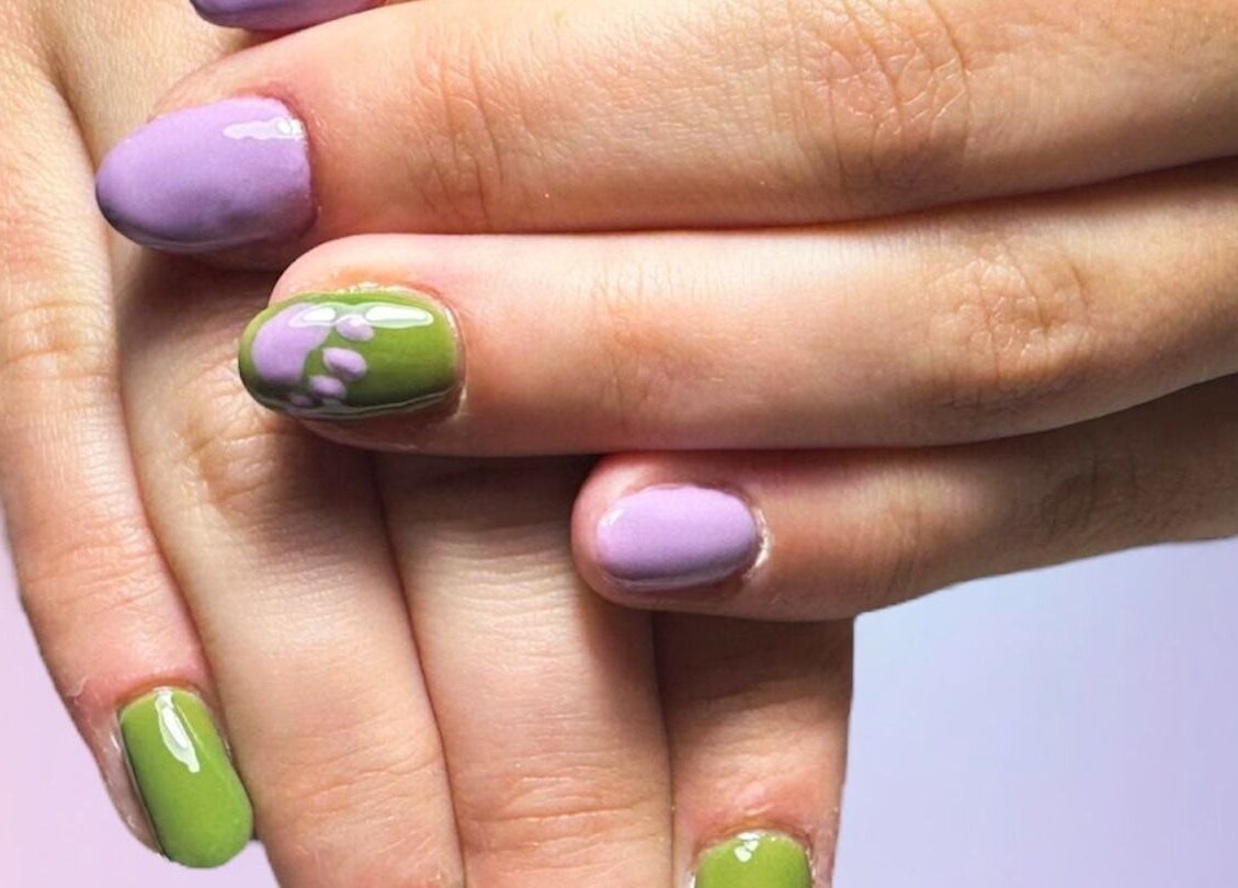Stylish nail art in purple and green at Jazz Hands, Ripon, England, GB.