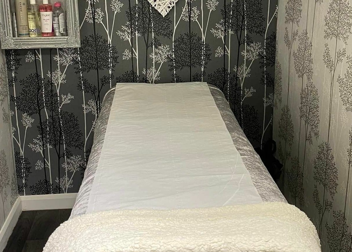 Tranquil massage room at Hayley's Hands and Beauty in Warwick, England, GB with elegant decor.