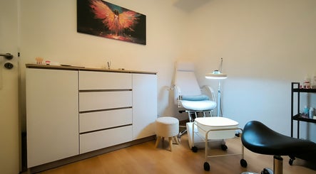 Mani&PediKM image 2
