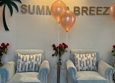 تصميم داخلي فاخر بديكور ورود وبالونات في Summer Breeze Salon & Spa في الرياض، منطقة الرياض، السعودية.
