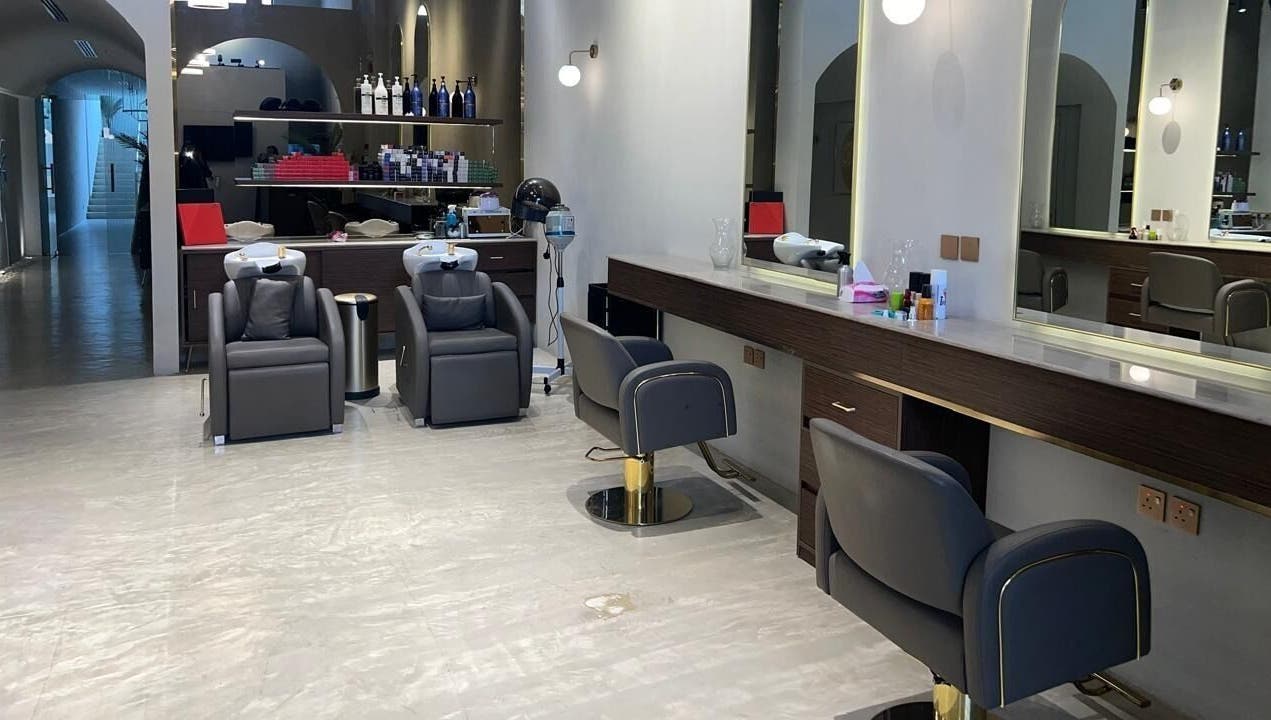 صالون فخم في Summer Breeze Salon & Spa، الرياض، الرياض، SA مع مقاعد مريحة ومرآة كبيرة.