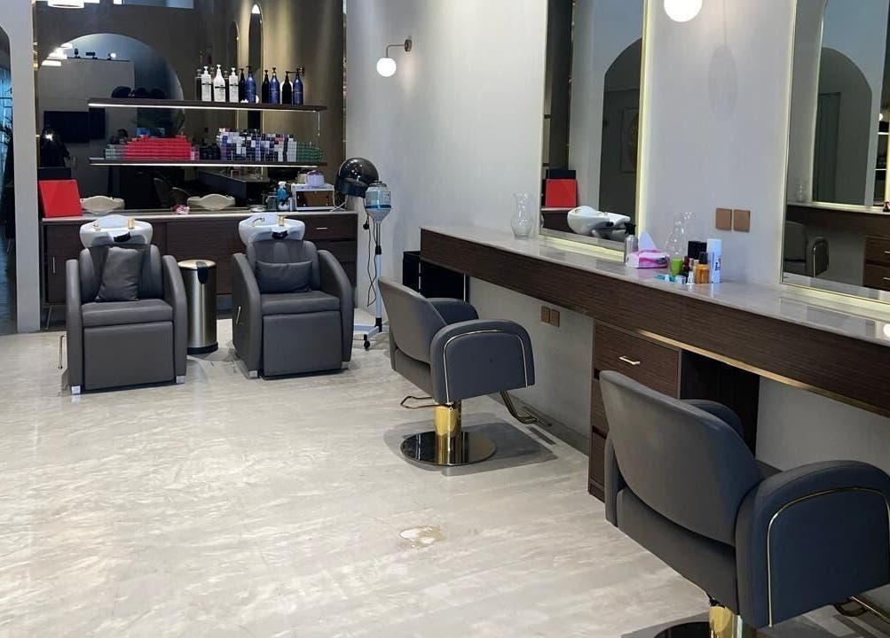 صالون فخم في Summer Breeze Salon & Spa، الرياض، الرياض، SA مع مقاعد مريحة ومرآة كبيرة.