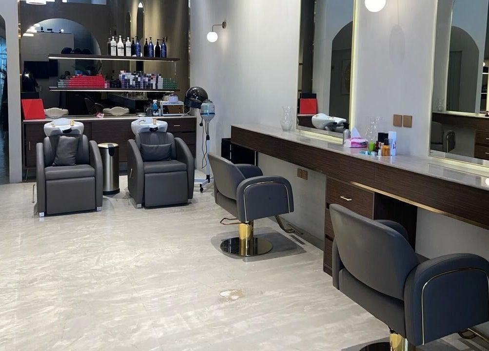 صالون فخم في Summer Breeze Salon & Spa، الرياض، الرياض، SA مع مقاعد مريحة ومرآة كبيرة.