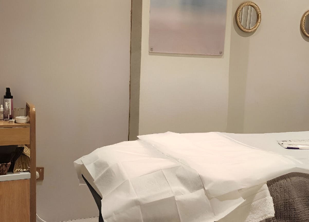 غرفة تدليك هادئة في صالون صيف النسيم والسبا بالرياض، منطقة الرياض، المملكة العربية السعودية.