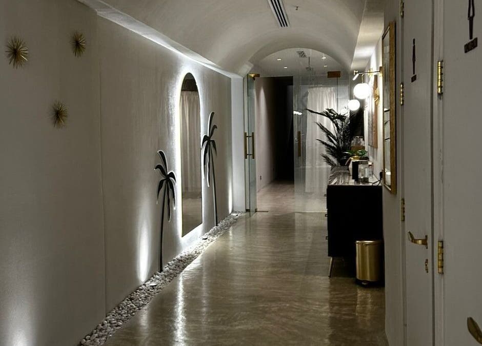 ممر مضاء بأناقة في Summer Breeze Salon & Spa في الرياض، يضيف لمسة من الفخامة والهدوء.