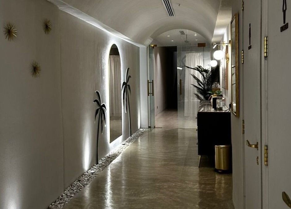 ممر مضاء بأناقة في Summer Breeze Salon & Spa في الرياض، يضيف لمسة من الفخامة والهدوء.