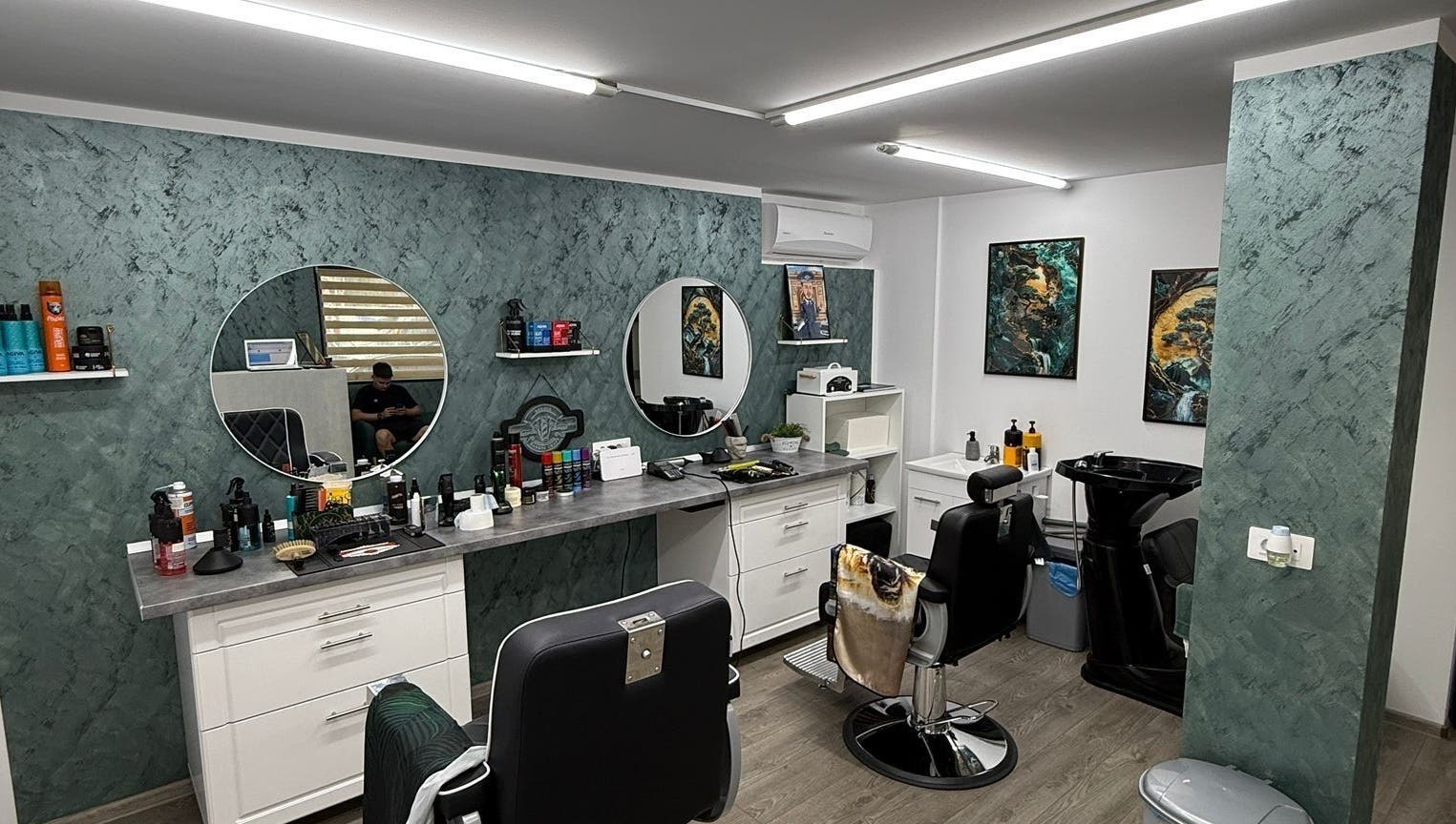 Interior modern al Barber Craft GH din Gura Humorului, Județul Suceava, RO, cu scaune de coafor și oglinzi rotunde.