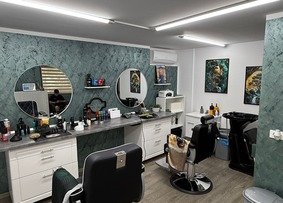 Interior modern al Barber Craft GH din Gura Humorului, Județul Suceava, RO, cu scaune de coafor și oglinzi rotunde.