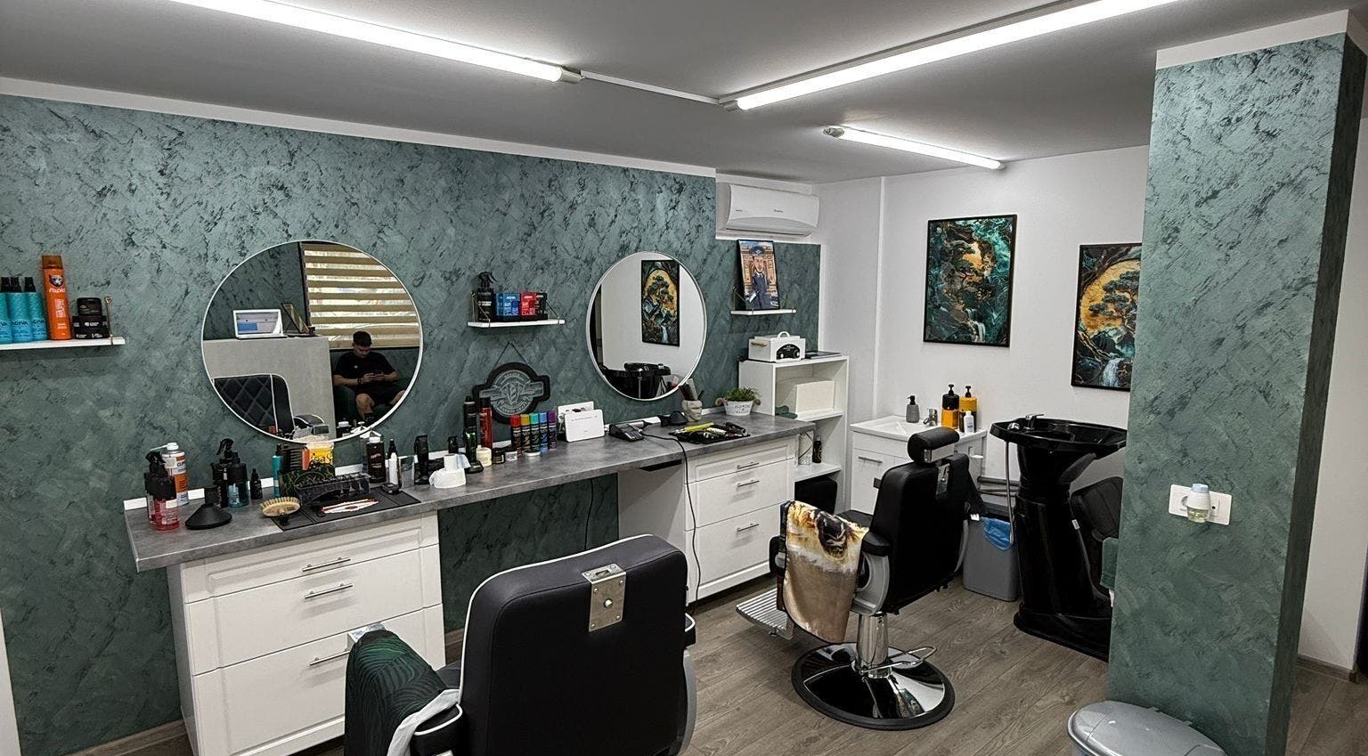 Interior modern al Barber Craft GH din Gura Humorului, Județul Suceava, RO, cu scaune de coafor și oglinzi rotunde.