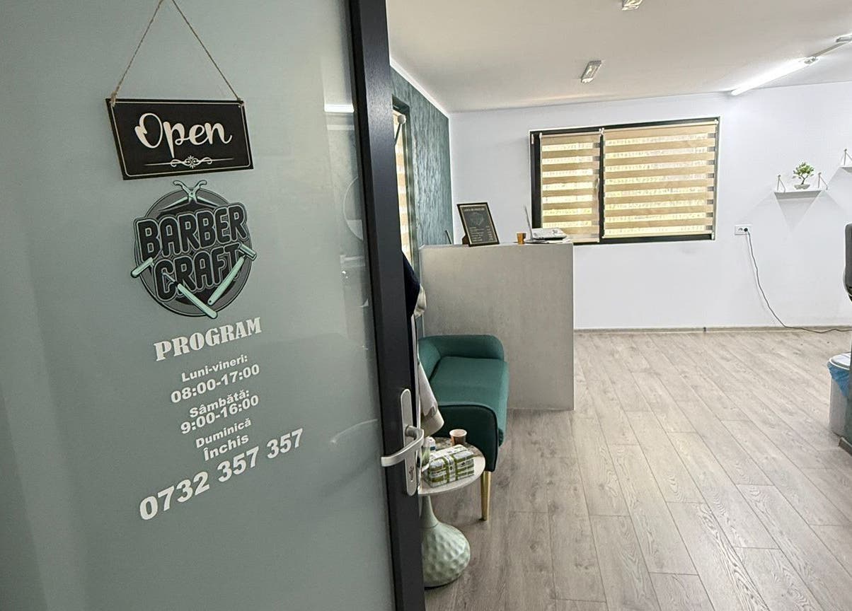 Intrare modernă Barber Craft GH din Gura Humorului, Județul Suceava, RO, cu semn deschis.