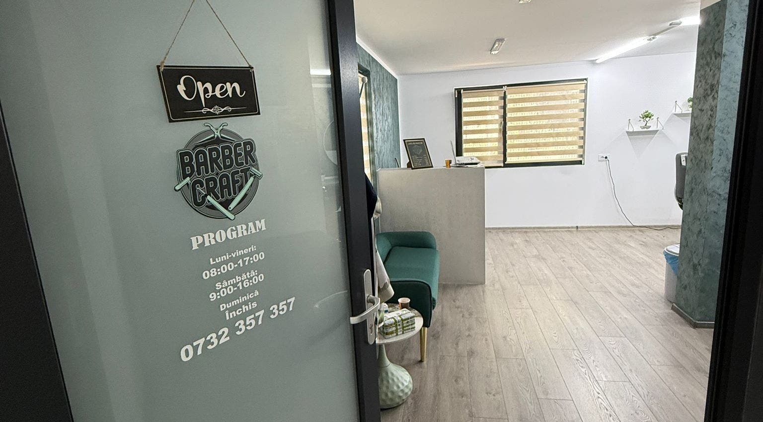 Intrare modernă Barber Craft GH din Gura Humorului, Județul Suceava, RO, cu semn deschis.
