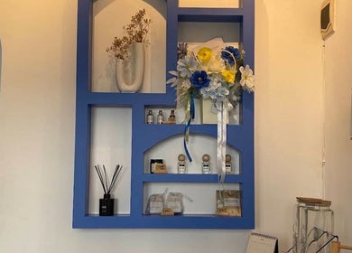 Elegant blue shelf with floral decor and spa products at Blue Cave Spa, Bali, Bali, ID.