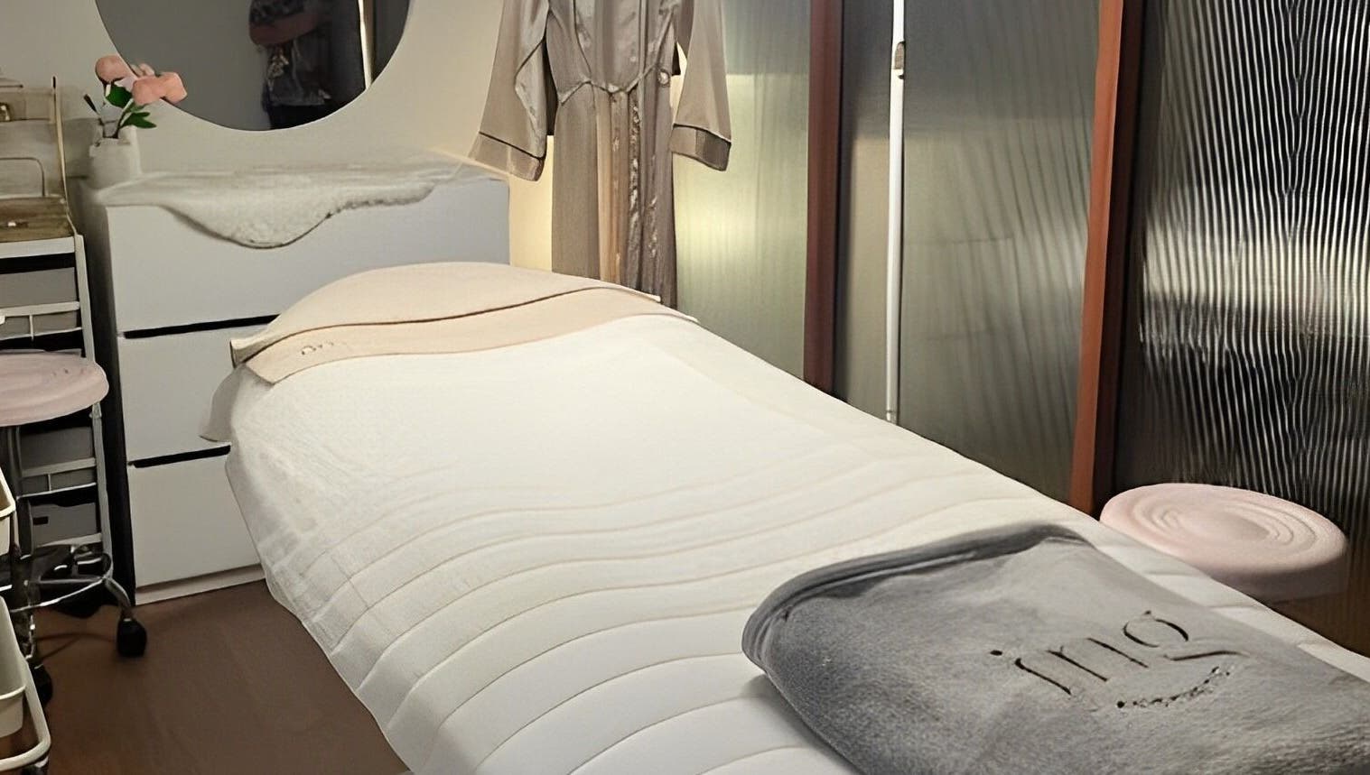 Relaxing treatment room at Ing Aesthetic, Krung Thep Maha Nakhon, with a plush bed and calming decor.