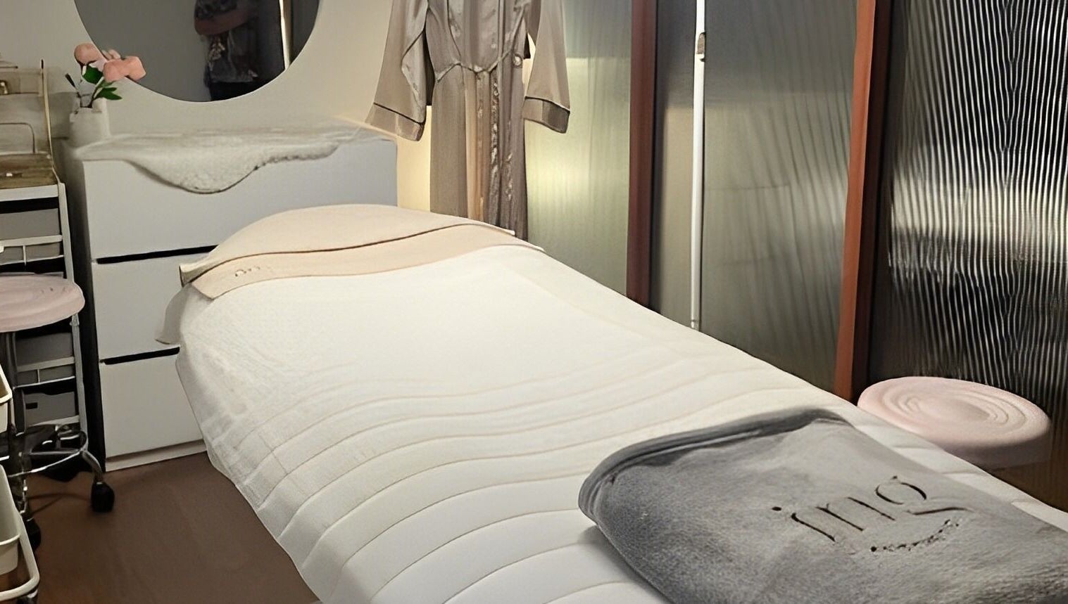 Relaxing treatment room at Ing Aesthetic, Krung Thep Maha Nakhon, with a plush bed and calming decor.