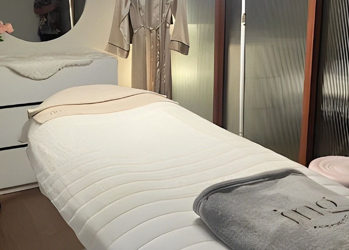 Relaxing treatment room at Ing Aesthetic, Krung Thep Maha Nakhon, with a plush bed and calming decor.