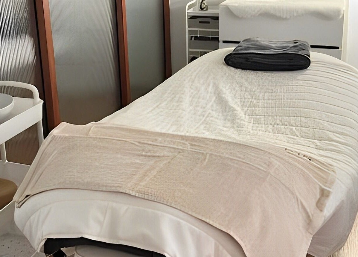 Relaxing massage room at Ing Aesthetic, Krung Thep Maha Nakhon, featuring a cozy treatment bed.