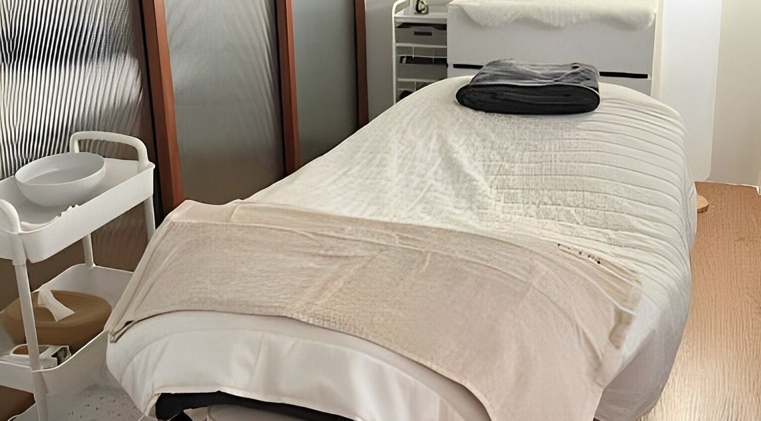 Relaxing massage room at Ing Aesthetic, Krung Thep Maha Nakhon, featuring a cozy treatment bed.