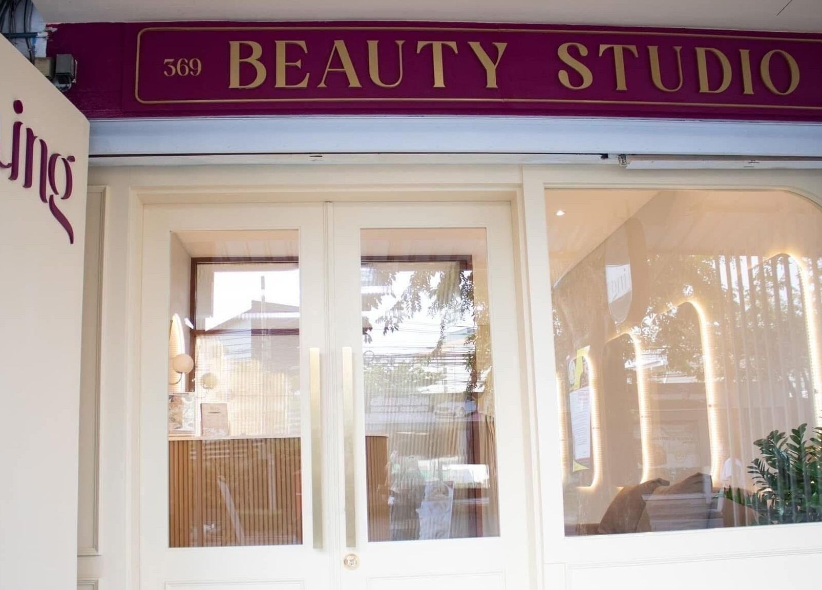 Front view of Ing Aesthetic's vibrant entrance in Krung Thep Maha Nakhon, TH, showcasing elegance and style.