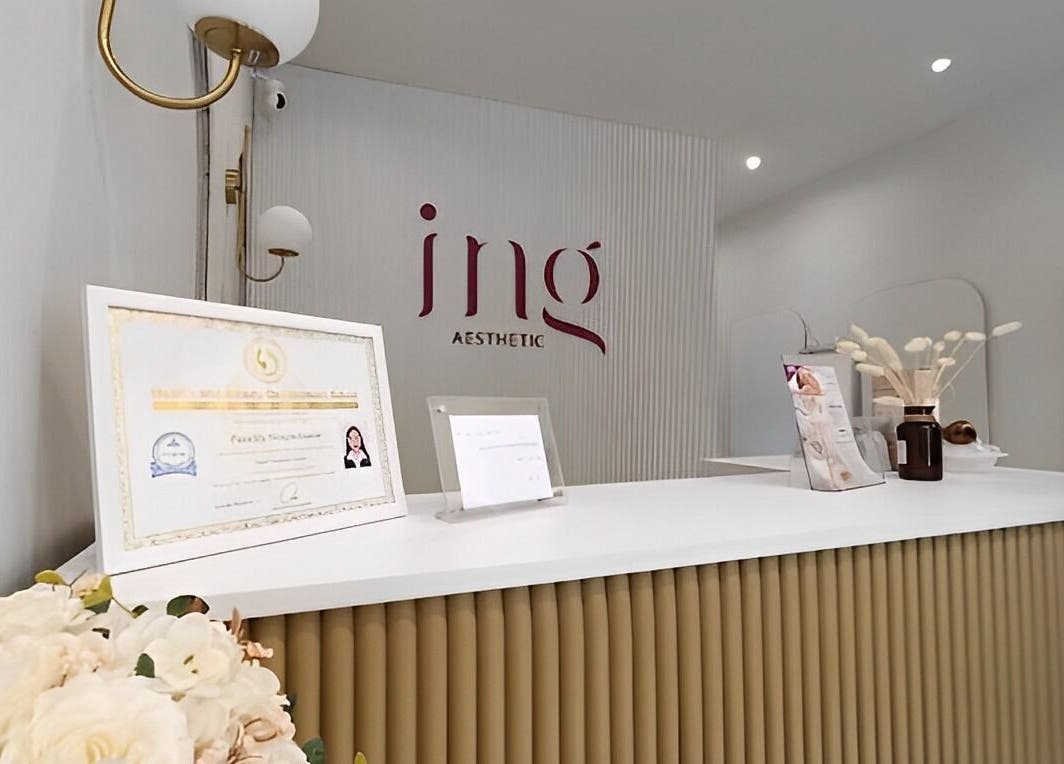 Ing Aesthetic's elegant reception in Krung Thep Maha Nakhon showcasing certificates and decor.