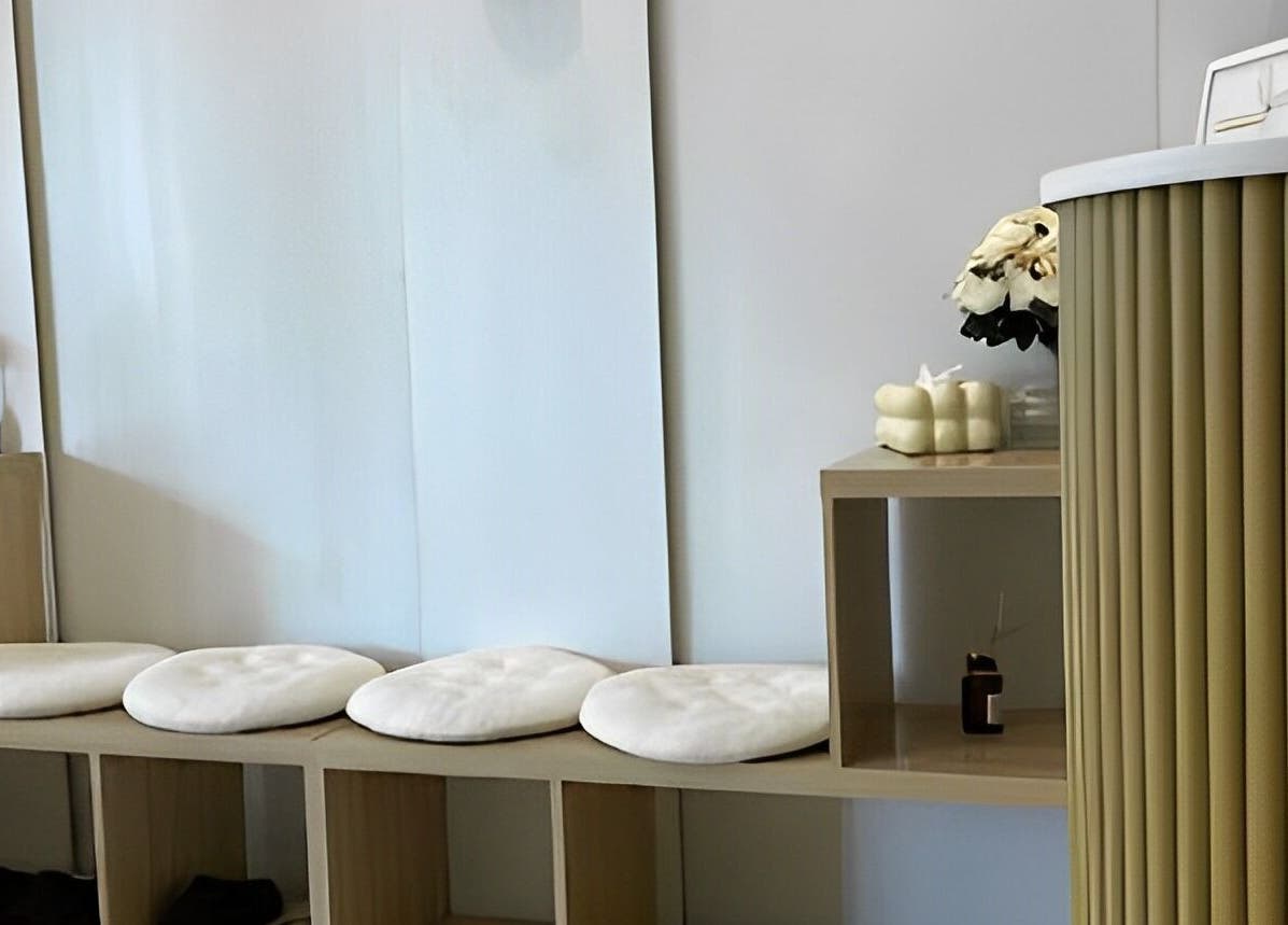 Elegant reception area at Ing Aesthetic, Krung Thep Maha Nakhon, with cozy seating and soft lighting.