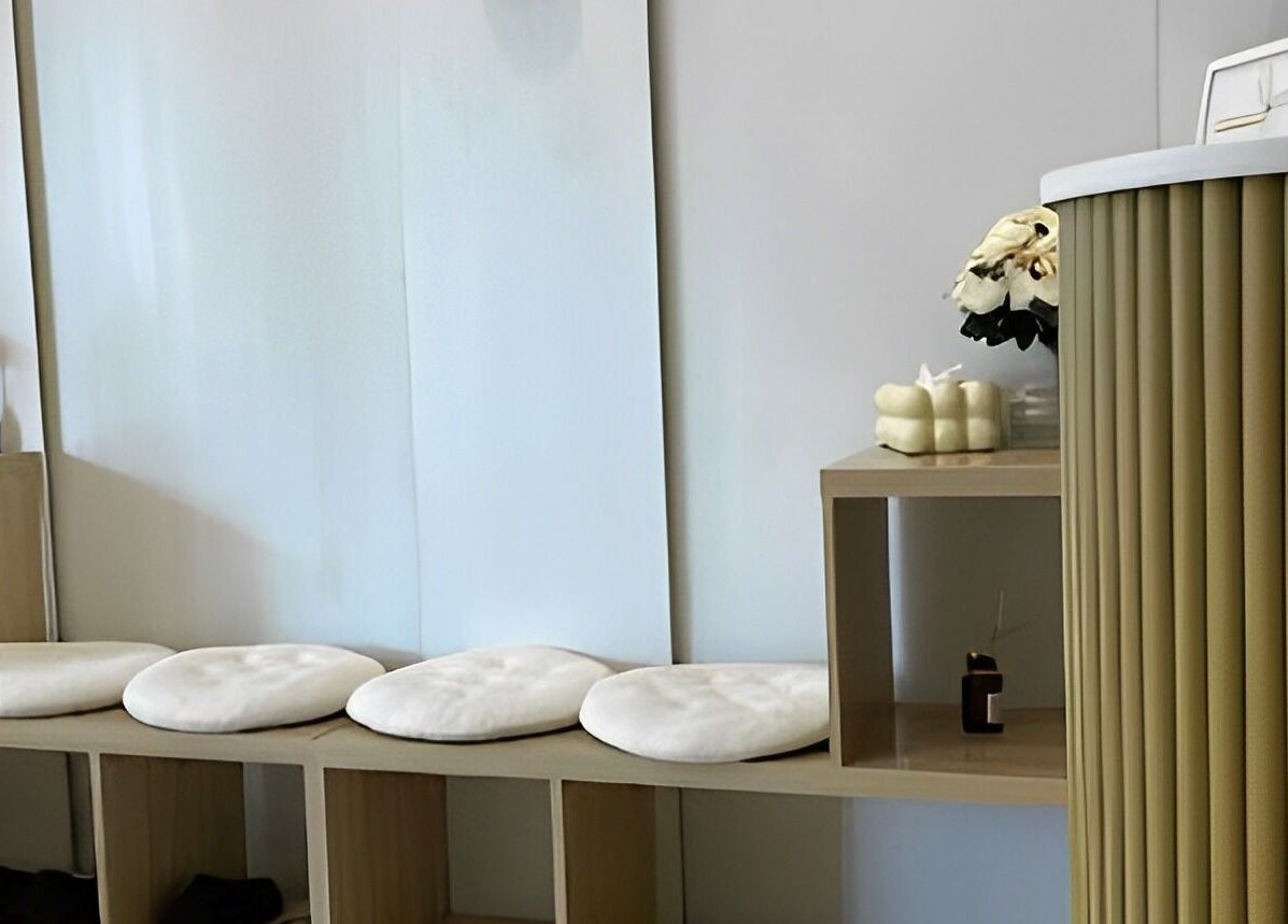 Elegant reception area at Ing Aesthetic, Krung Thep Maha Nakhon, with cozy seating and soft lighting.