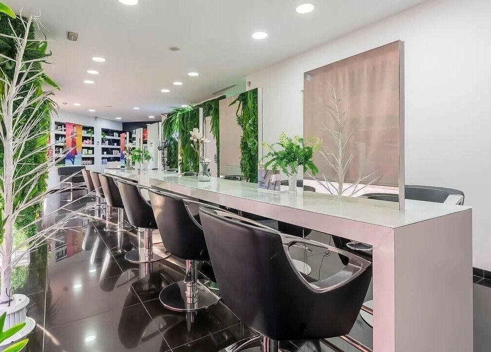 Interior moderno de Lo Más In - El Bercial en Getafe, Comunidad De Madrid, ES, con sillas negras y decoración verde.