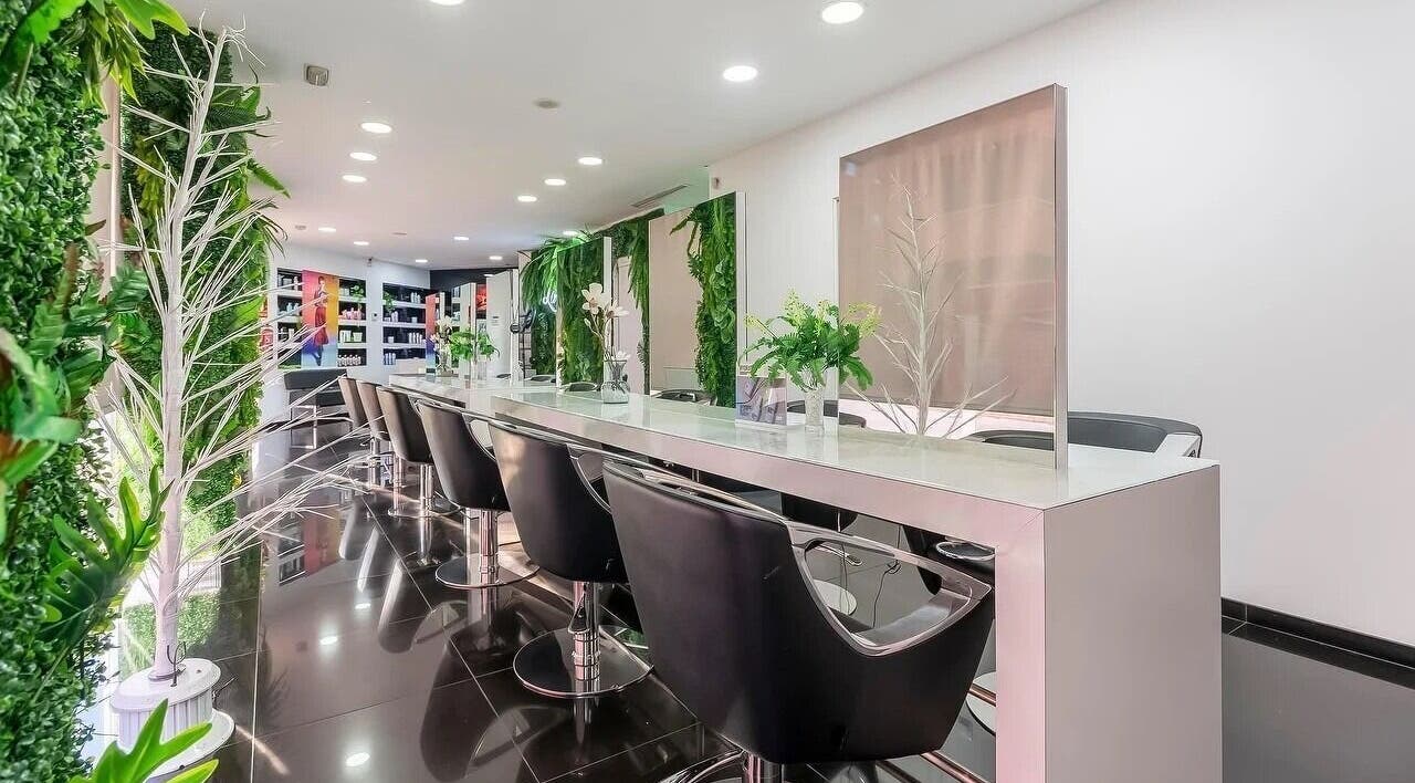 Interior moderno de Lo Más In - El Bercial en Getafe, Comunidad De Madrid, ES, con sillas negras y decoración verde.