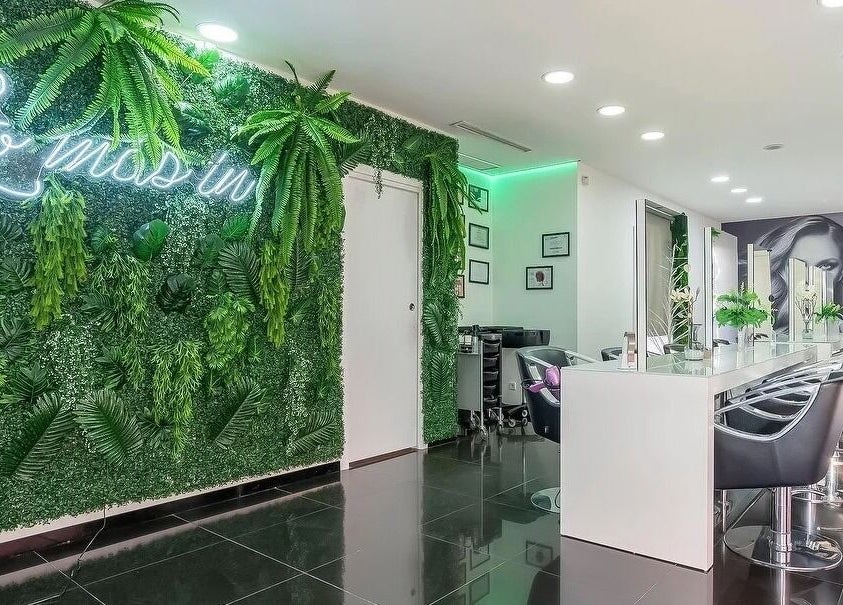 Interior moderno de Lo Más In - El Bercial en Getafe, Comunidad De Madrid, ES, con pared verde y estaciones de belleza.