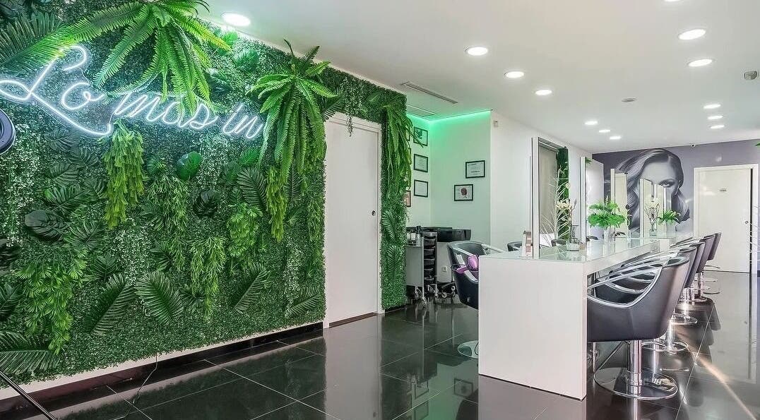 Interior moderno de Lo Más In - El Bercial en Getafe, Comunidad De Madrid, ES, con pared verde y estaciones de belleza.