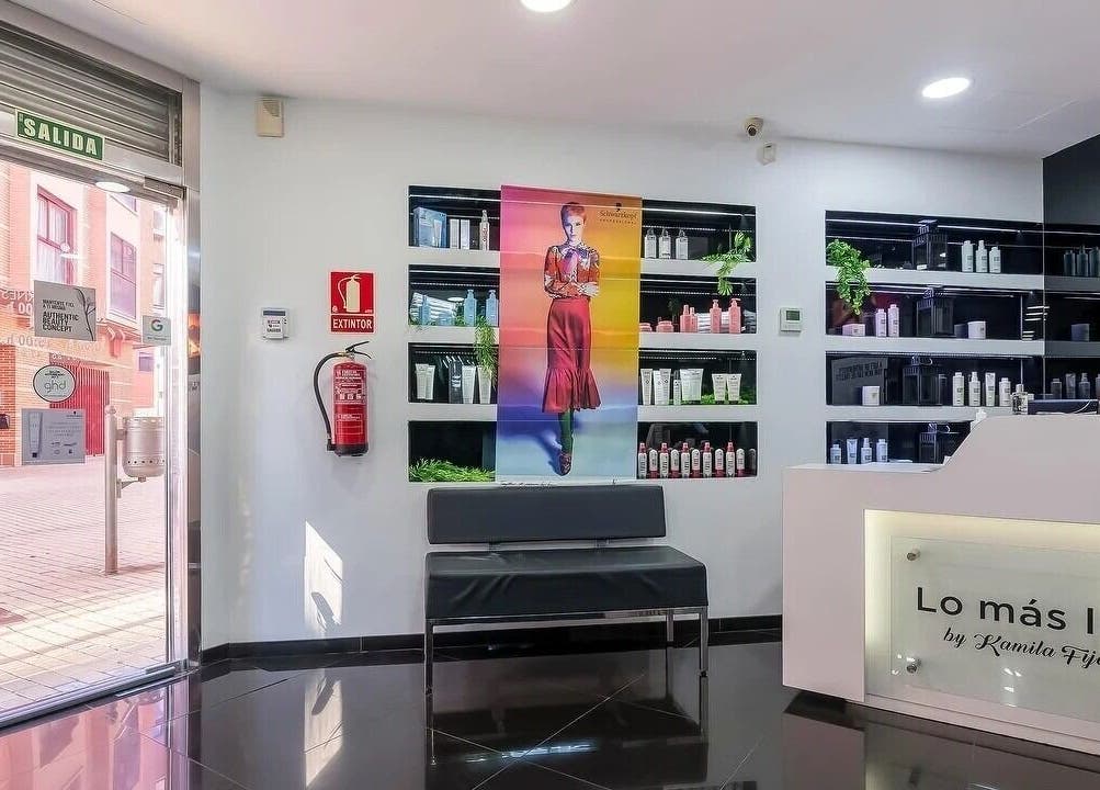 Interior moderno de Lo Más In - El Bercial en Getafe, Comunidad De Madrid, ES con productos de belleza.