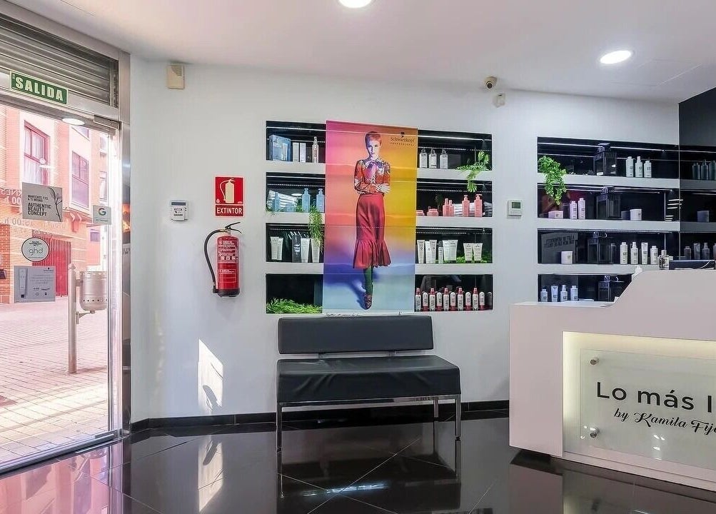 Interior moderno de Lo Más In - El Bercial en Getafe, Comunidad De Madrid, ES con productos de belleza.