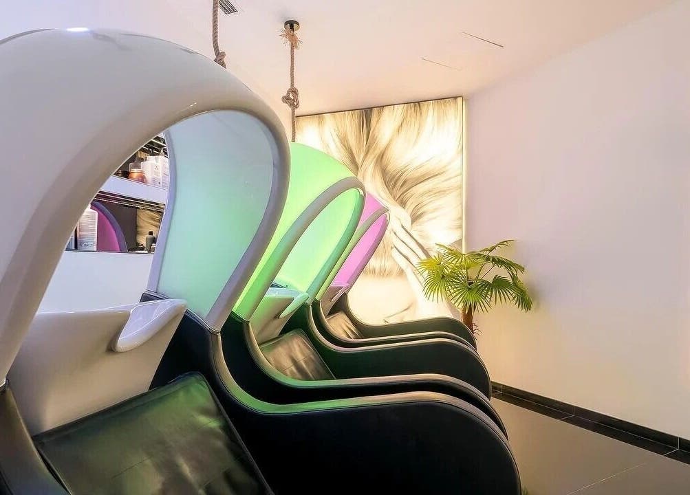 Área de relajación futurista en Lo Más In - El Bercial, Getafe, Comunidad De Madrid, ES con sillas iluminadas.