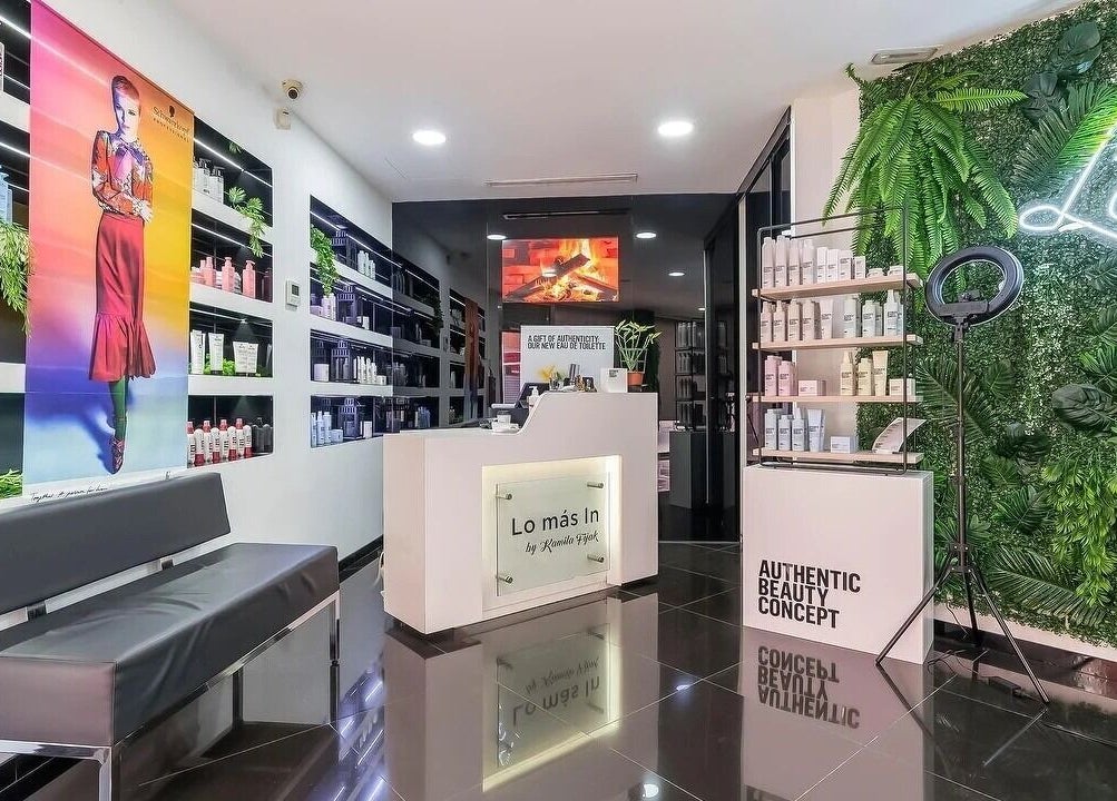 Recepción moderna en Lo Más In - El Bercial, Getafe, Comunidad De Madrid, ES. Diseño elegante y productos de belleza.