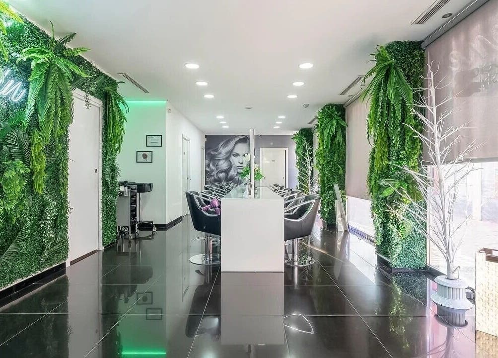 Interior moderno de Lo Más In - El Bercial en Getafe, Comunidad De Madrid, ES, con decoración natural y elegante.