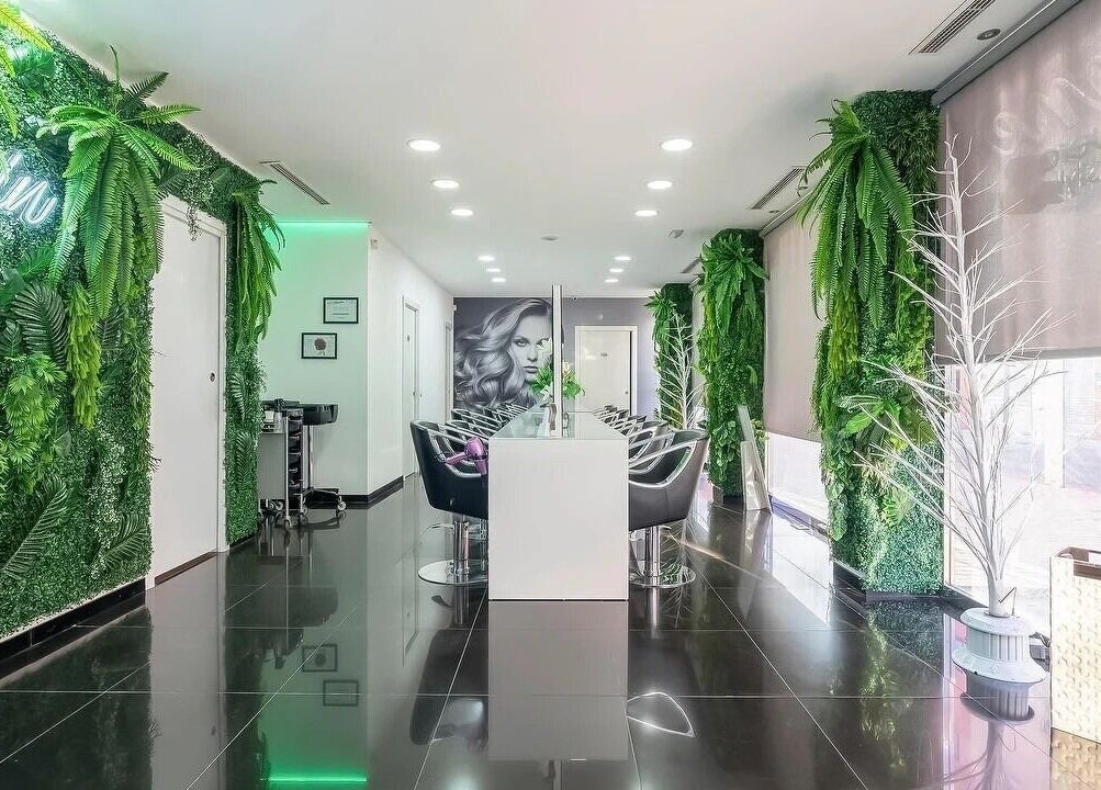 Interior moderno de Lo Más In - El Bercial en Getafe, Comunidad De Madrid, ES, con decoración natural y elegante.