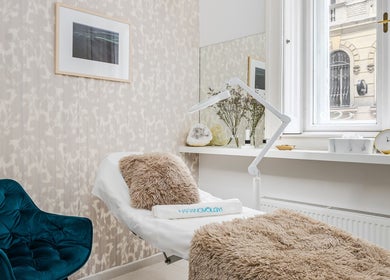 Kényelmes kezelőhelyiség az Anna Harangvölgyi Beauty and Longevity Institute Downtown helyen, Budapest, Magyar.