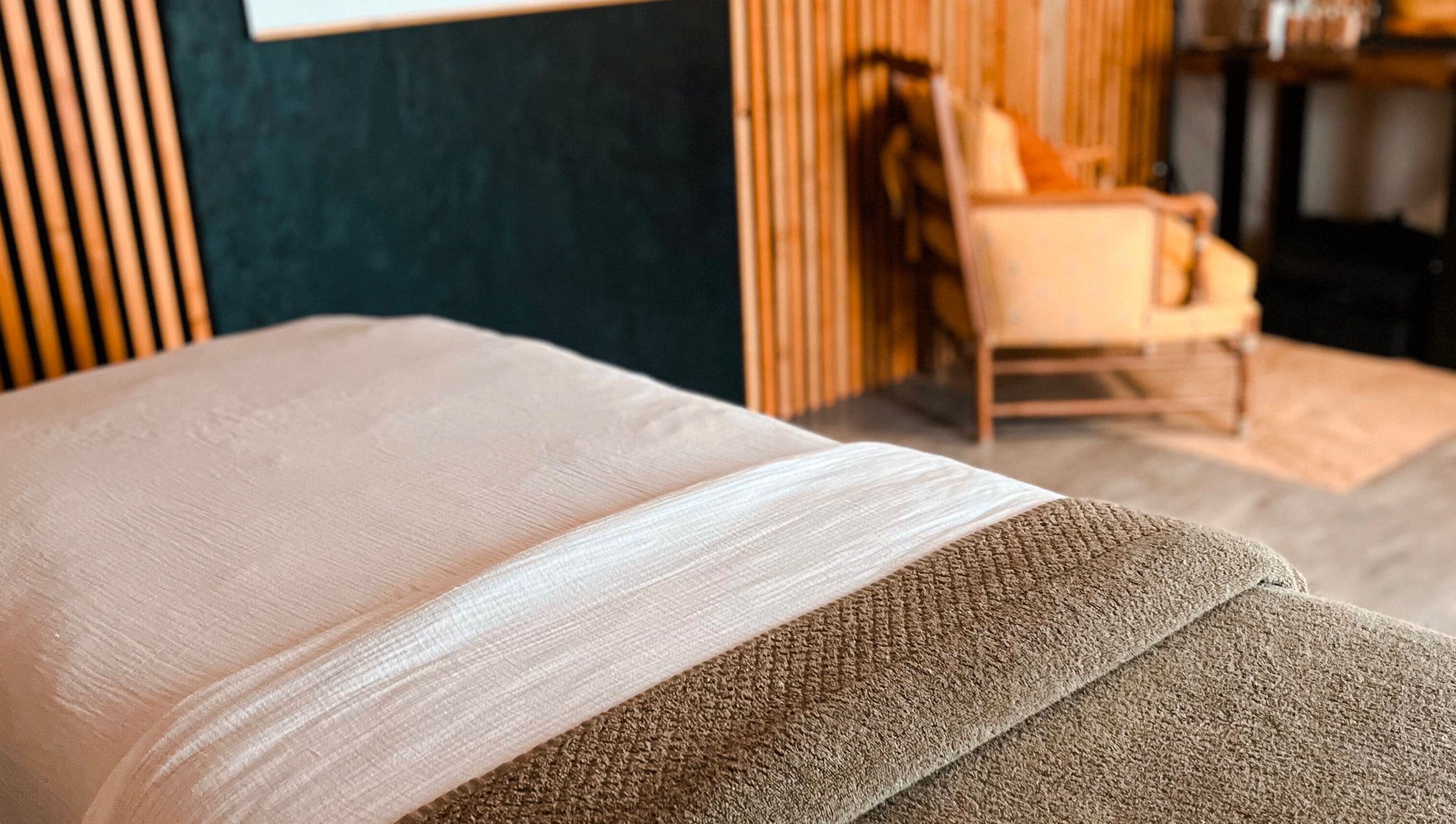 Salle de soin paisible chez Filles Du Sud à Vernègues, Provence-Alpes-Côte d'Azur, FR, offrant détente et confort.