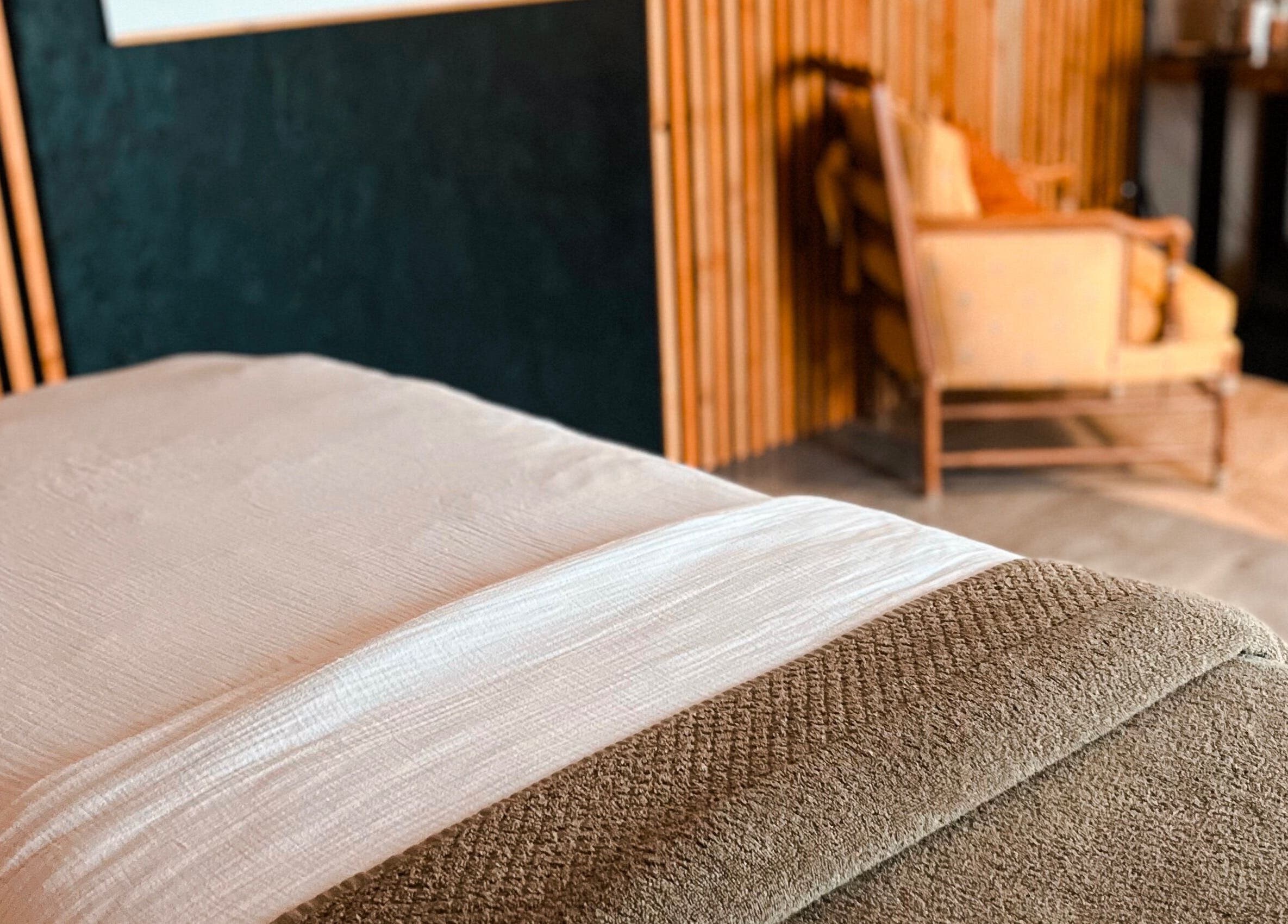 Salle de soin paisible chez Filles Du Sud à Vernègues, Provence-Alpes-Côte d'Azur, FR, offrant détente et confort.