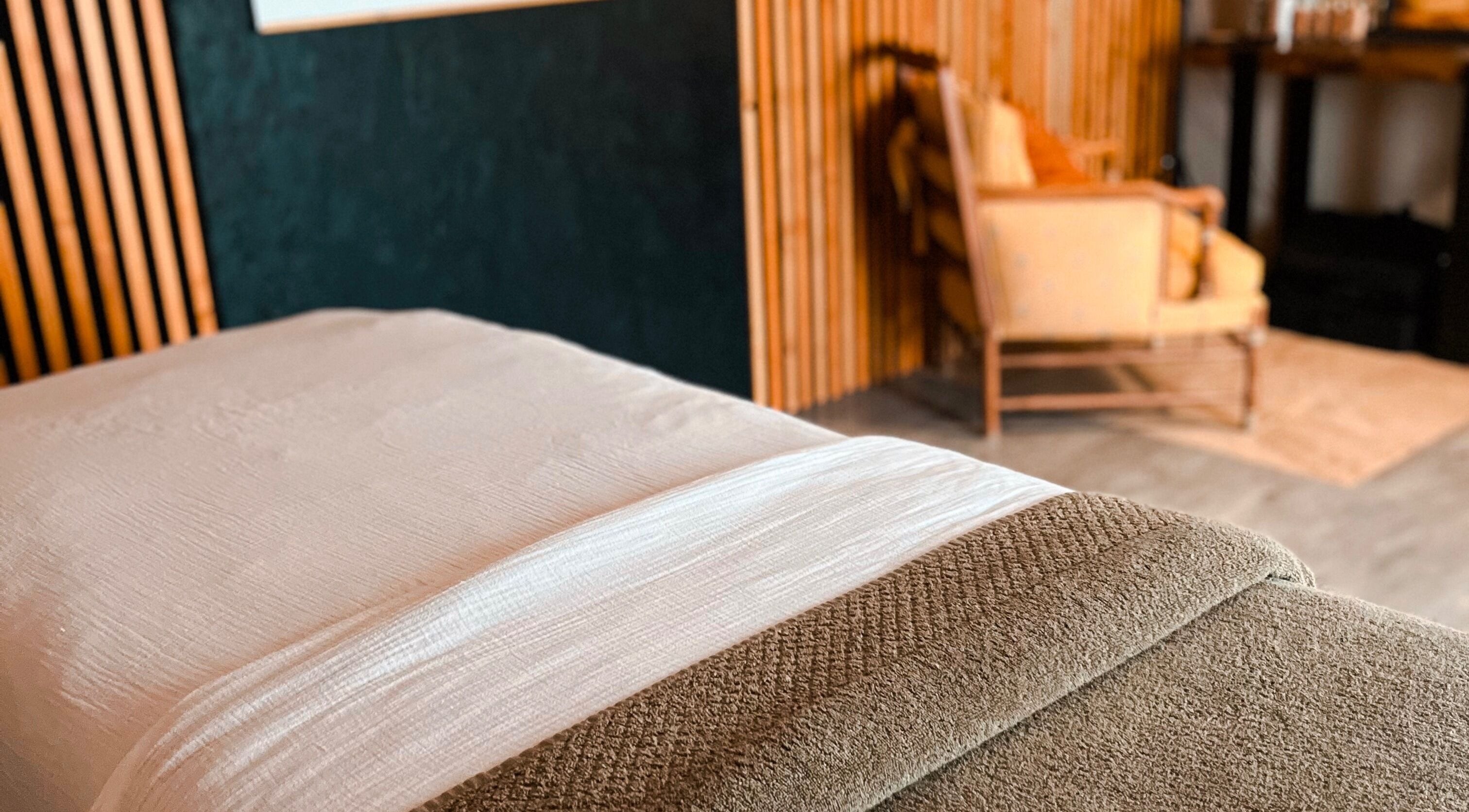 Salle de soin paisible chez Filles Du Sud à Vernègues, Provence-Alpes-Côte d'Azur, FR, offrant détente et confort.