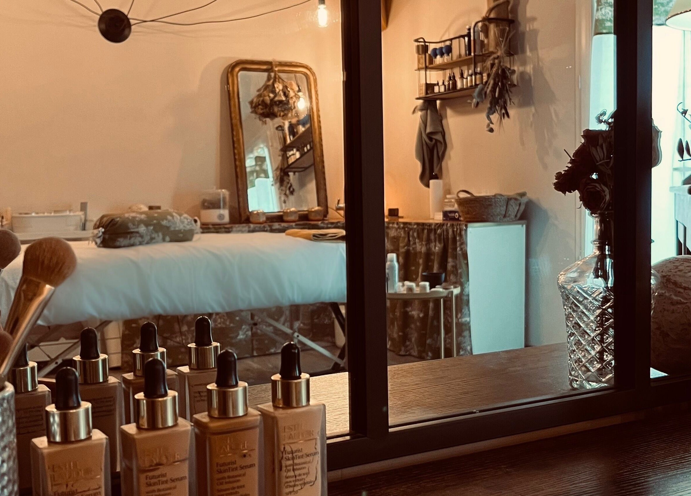 Salle de soins élégante chez Filles Du Sud à Vernègues, Provence-alpes-côte D'azur, FR avec des produits de beauté.