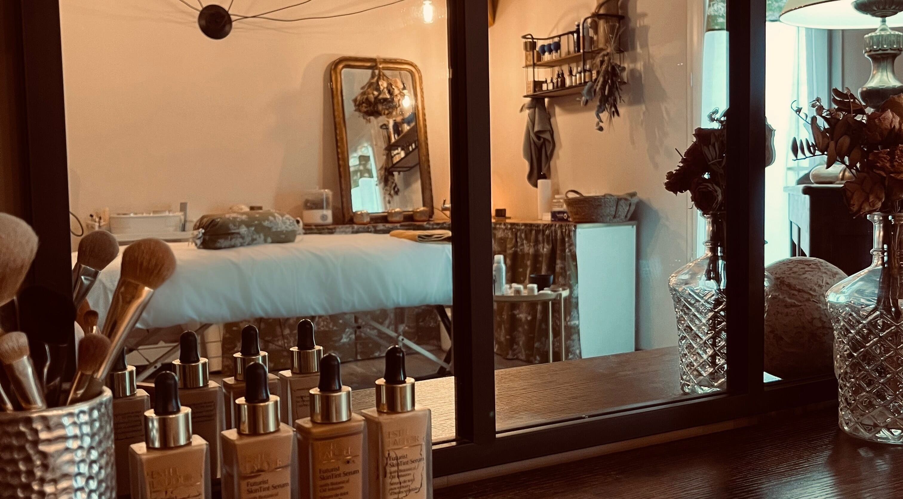 Salle de soins élégante chez Filles Du Sud à Vernègues, Provence-alpes-côte D'azur, FR avec des produits de beauté.
