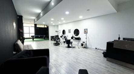 Interior moderno da Barbearia Maia em Braga, Braga, PT, com poltronas confortáveis e espelhos circulares.