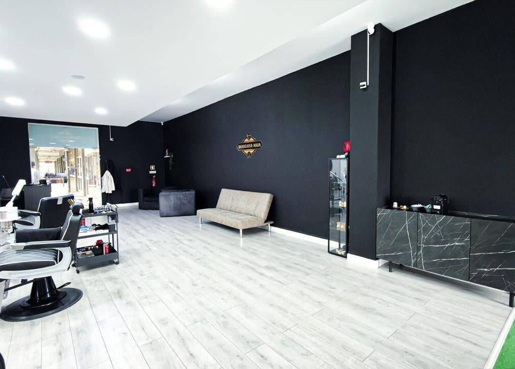 Interior moderno da Barbearia Maia em Braga, Braga, PT, destacando cadeiras de barbeiro e decoração elegante.