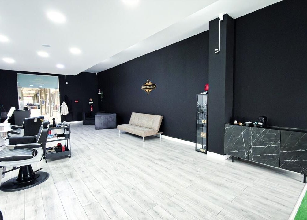 Interior moderno da Barbearia Maia em Braga, Braga, PT, destacando cadeiras de barbeiro e decoração elegante.