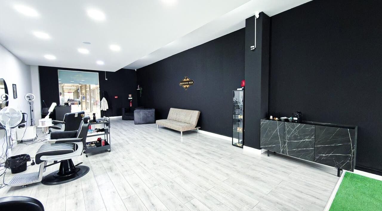 Interior moderno da Barbearia Maia em Braga, Braga, PT, destacando cadeiras de barbeiro e decoração elegante.